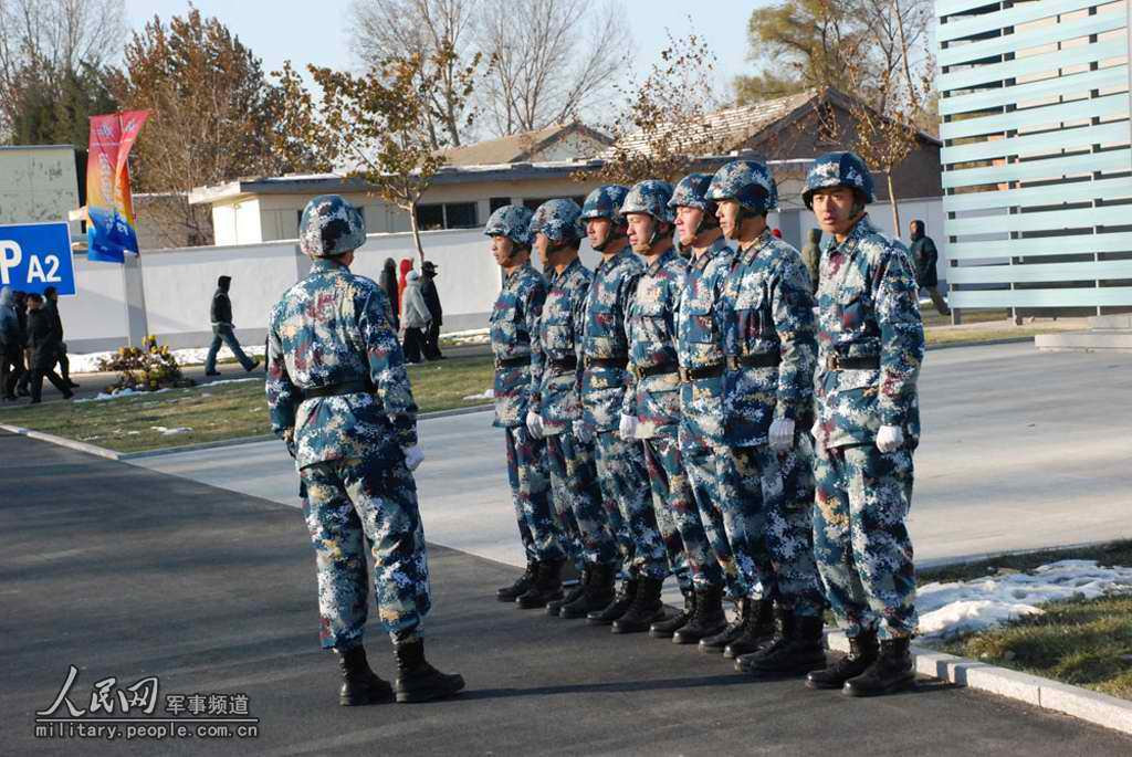 空军八一飞行表演队和八一跳伞队在北京空军沙河机场举行飞行和跳伞