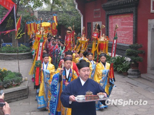 图为升座庆典仪式开始前的准备。中新社发 艾启平 摄