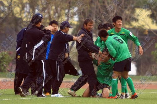 图文[中乙总决赛]松江vs贵州 杜少斌倒地庆祝