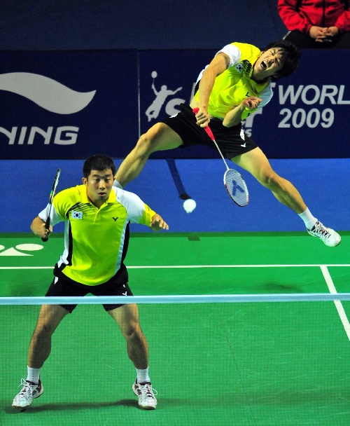 当日,在2009中国羽毛球公开赛男双半决赛中,韩国选手郑在成/李龙大以2