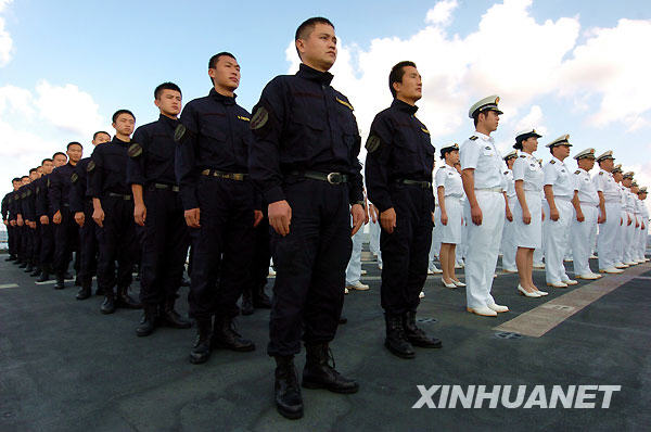 11月25日,中国海军特战队员和海军官兵军容严整地列队舟山舰火线