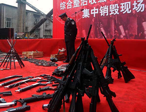 重庆警方在打黑除恶专项斗争中缴获的枪支、刀具等凶器，面向社会公开销毁。喻功安/人民图片
