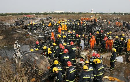 浦东机场失事货机黑匣子找到 事故原因在调查