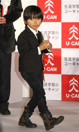 加藤清史郎再受表彰 明年愿望是会跳箱子(图)