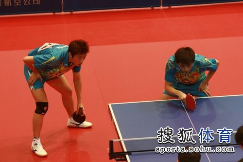 图文：乒乓球单项赛首日赛况 聚精会神