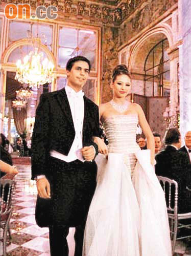 穿上Christian Dior高级订造服晚装的Ariel（右）一身贵气 
