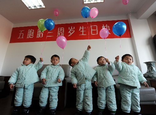 12月6日,来自安徽省太湖县的五胞胎迎来三周岁生日,他们在出生地安 