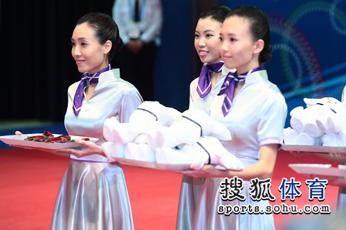 图文东亚运男乒团体颁奖礼仪小姐笑容甜美
