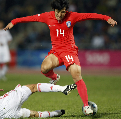 图文：[东亚运]国奥0-3韩国 越过防守