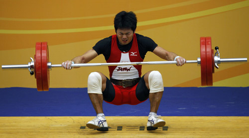 图文东亚运男举69公斤级日本选手失误