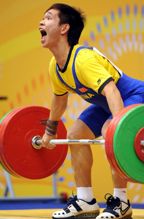 图文东亚运男举69公斤级唐德尚抓举比赛中