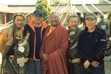 导演与西藏演员合影