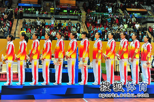 图文：东亚运中国女排夺冠 队员在领奖台上