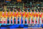 图文：东亚运中国女排夺冠 队员在领奖台上