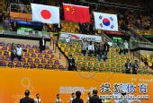 图文：东亚运中国女排夺冠 颁奖仪式升国旗
