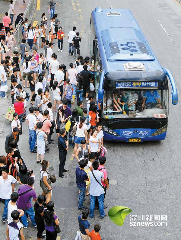 体验深圳"最挤公交站 一个小时没法挤上车