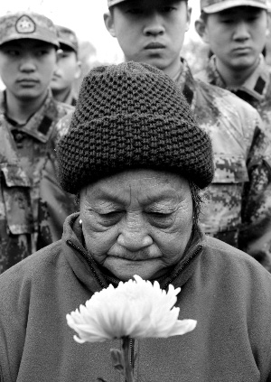 12月13日,大屠杀幸存者仇秀英老人在"侵华日军南京大屠杀中山码头遇难