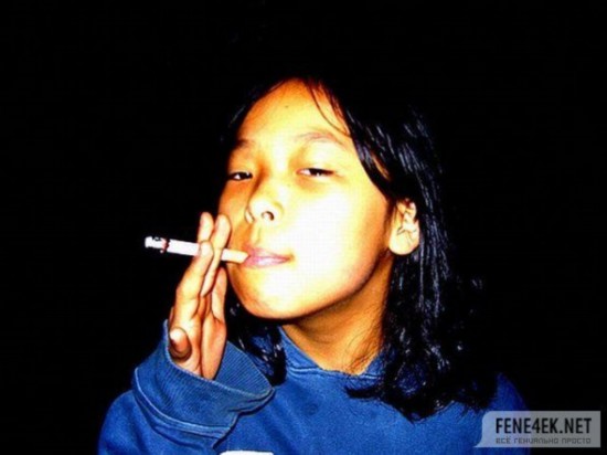 小孩抽烟的照片图片