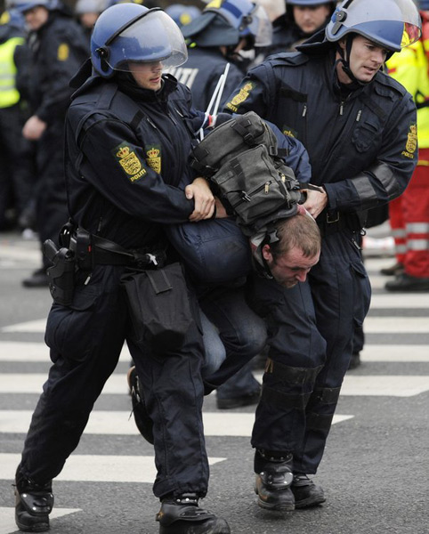 丹麦警方逮捕数百示威者，哥本哈根陷不稳局