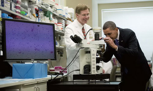 奥巴马在实验室里观看胚胎干细胞研究