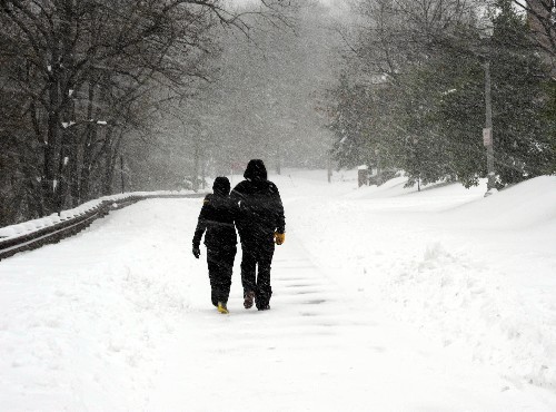 情侣雪天漫步的图片图片