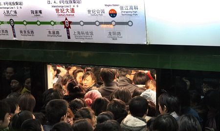 昨日早高峰,上海地铁2号线往淞虹路方向的列车发生临时性故障,致世纪