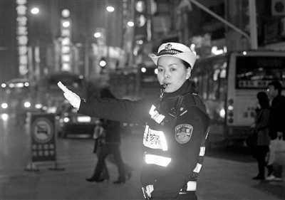 "最美女交警"成平安夜路上一道风景(图)