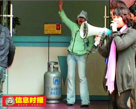 老板娘戴上“还我公道”的白头巾抗议无故停电。信息时报记者 萧嘉宁 摄