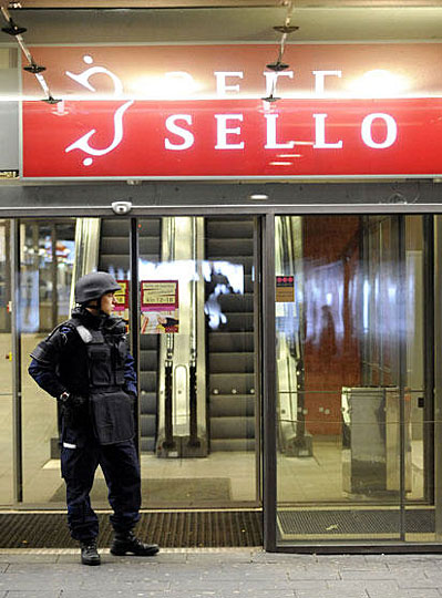 图为在芬兰南部城市埃斯波的发生枪击案的塞洛购物中心外,一名警察