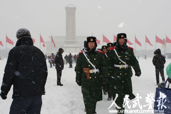 武警官兵元旦顶风冒雪巡逻天安门广场(组图)