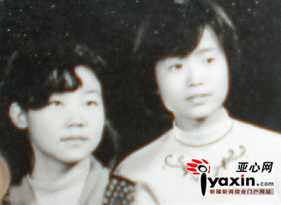 这张照片是她们上高中一年级时拍的，左边的是可红，右边的是曹峰