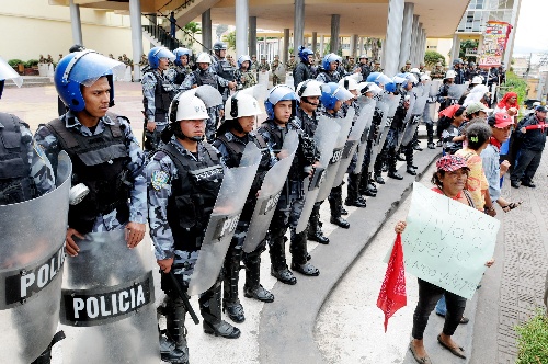 1月7日,在洪都拉斯首都特古西加尔巴,警察在示威活动现场严阵以待