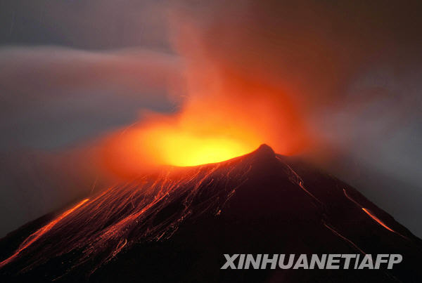 厄瓜多尔通古拉瓦火山喷发 距首都百余公里(图)