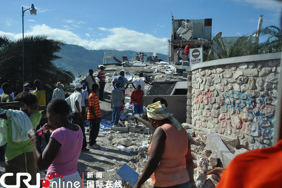 海地太子港當地民眾展開自救.記者國宇翔拍於太子港