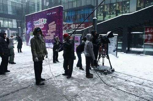 严寒考验《婚姻保卫战 剧组热情高涨战风雪