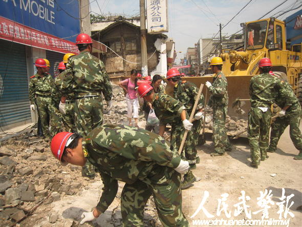 12地震后,官兵们参加驻地汉源县抢险救灾图片来源:人民武警报5