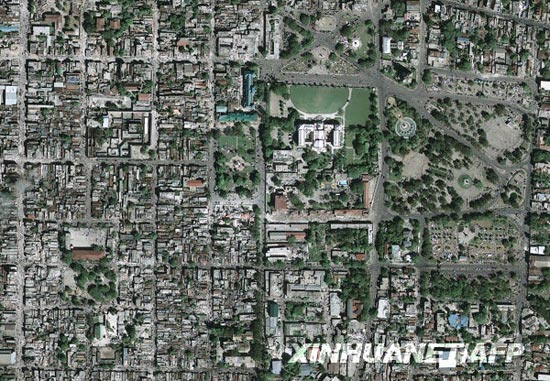 这张1月13日拍摄的卫星照片显示的是地震后的海地首都太子港市中心。海地当地时间1月12日下午发生里氏7.3级强烈地震，造成首都太子港大量房屋受损或倒塌，并造成大量人员伤亡。