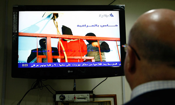 1月25日,巴格达,一名男子观看伊拉克官方电视台播放的化学阿里被