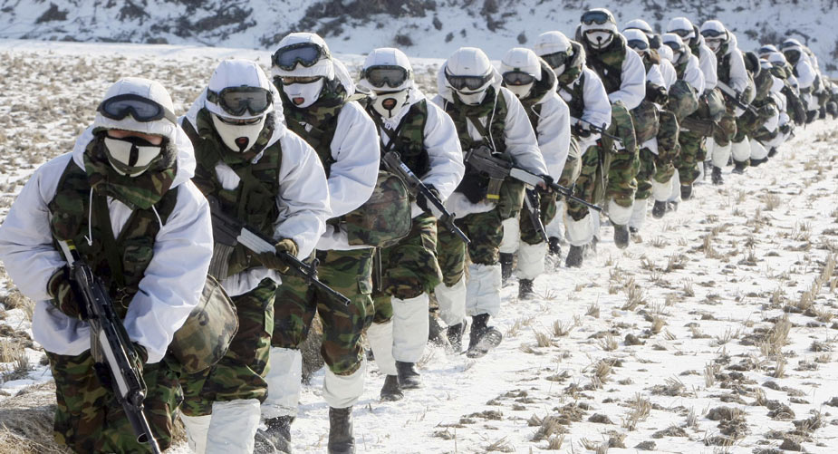 组图:韩国陆军部队严寒中进行战术演练