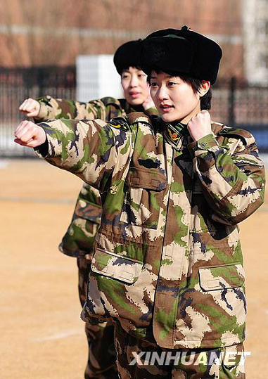 2月2日,楊曉彤(前)和女兵班的戰友在進行擒敵拳訓練.