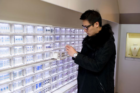 丁子高在上海的Swarovski Crystallized专门店为千�醚」荷�日礼物。