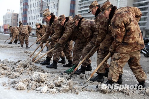 图:河南许昌子弟兵上街清冰雪