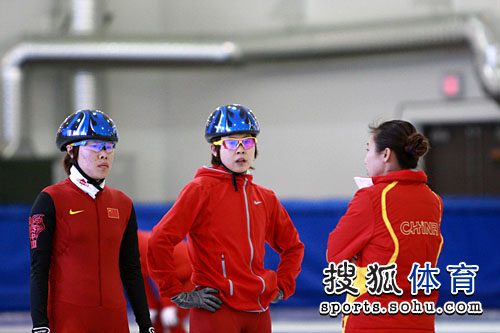 组图中国短道速滑队训练王濛十分放松笑满面