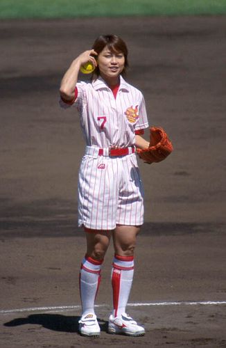图文：日本旗手冈崎朋美写真 美女是棒球迷