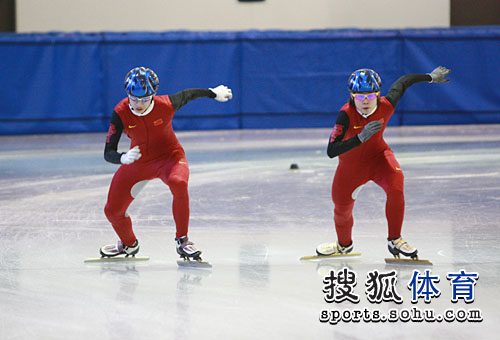 图文短道速滑队全力备战王濛准备起跑