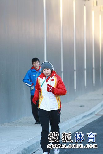 圖文:短道速滑隊全力備戰 王蒙慢跑放鬆