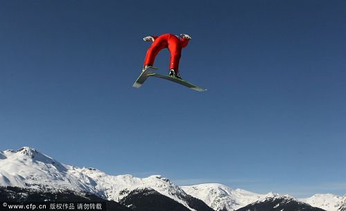 圖文:冬奧會跳臺滑雪個人賽 空中身姿優美