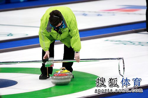 中国女子冰壶激战加拿大 第八局借高科技判胜负