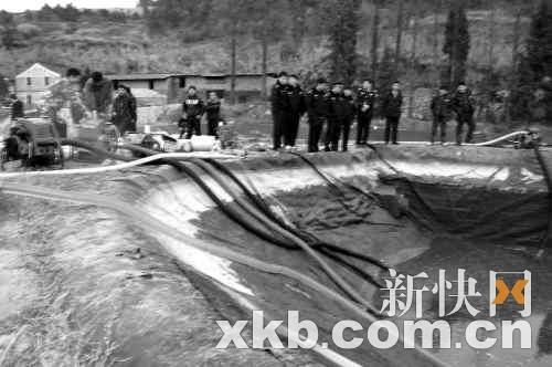 警方和村民在抽干水塘。《今日早报》供图 