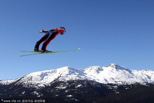 图文:跳台滑雪奥地利摘金 日本选手飞跃雪山